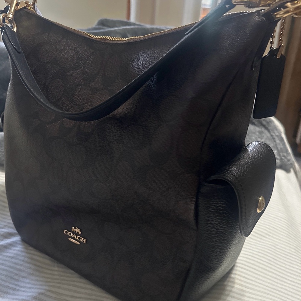 Like new . Designer: Coach. Signature Coated Canvas & Refined Pebble Leather.